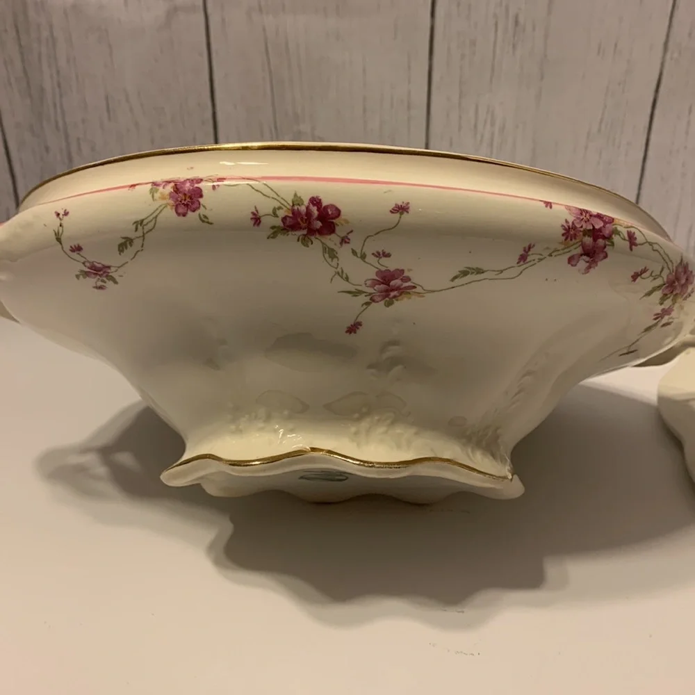 Covered serving dish. - Picture 8 of 15